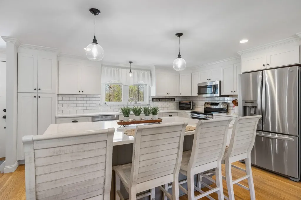 12 Hobbs Road North Hampton NH 03862