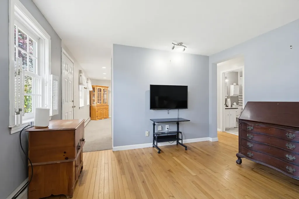 11 Custom Street Nashua NH 03062