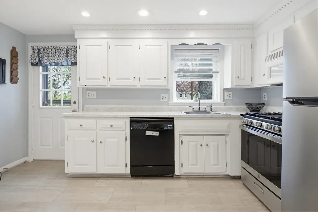 11 Custom Street Nashua NH 03062