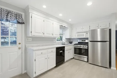 11 Custom Street Nashua NH 03062