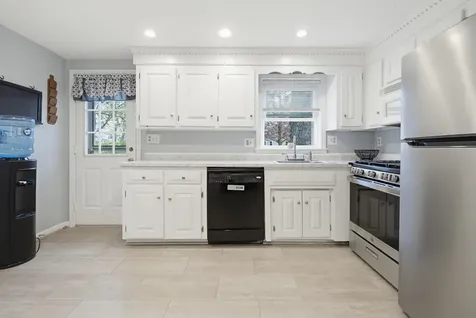 11 Custom Street Nashua NH 03062