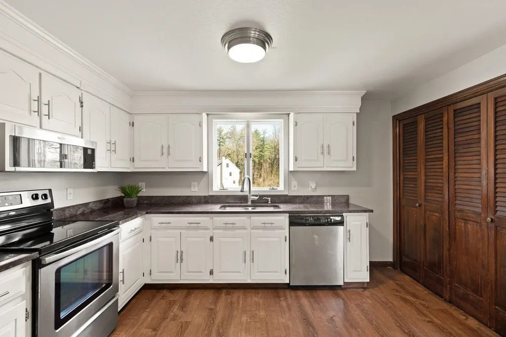 17 Oxbow Lane Derry NH 03038