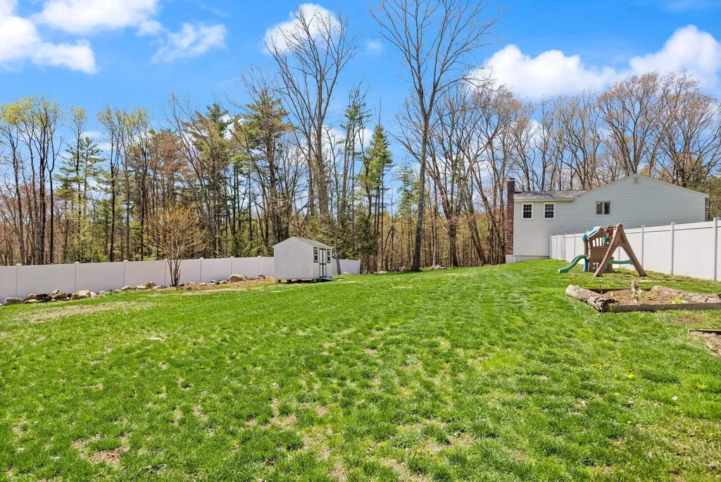 17 Oxbow Lane Derry NH 03038