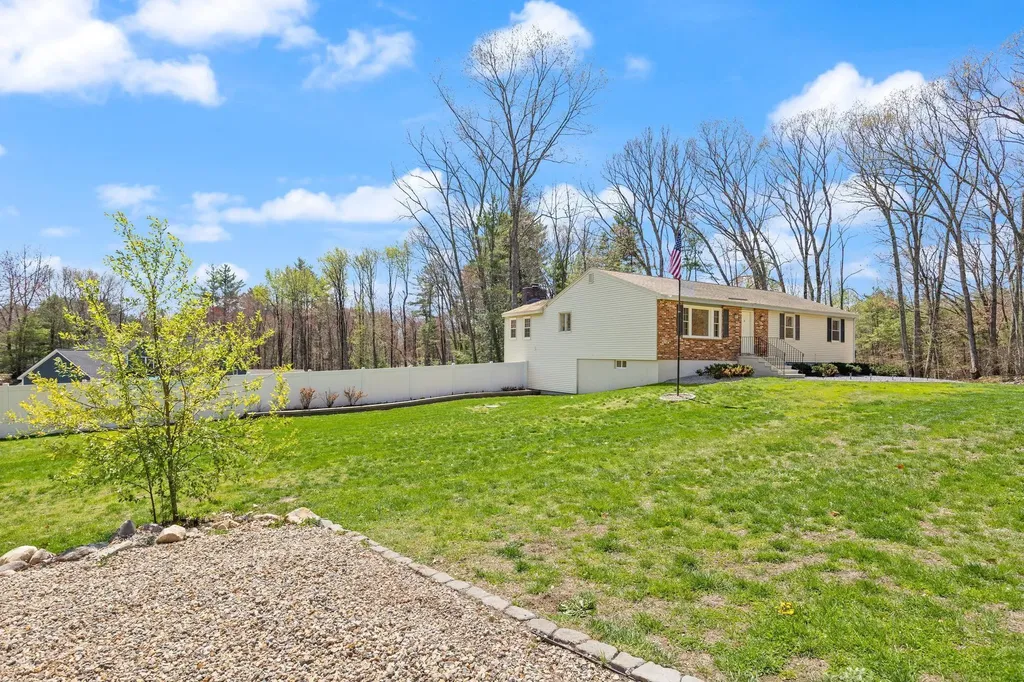 17 Oxbow Lane Derry NH 03038
