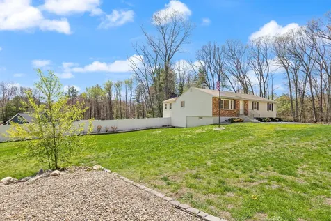 17 Oxbow Lane Derry NH 03038