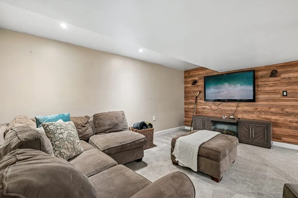11 Longmeadow Road Windham NH 03087
