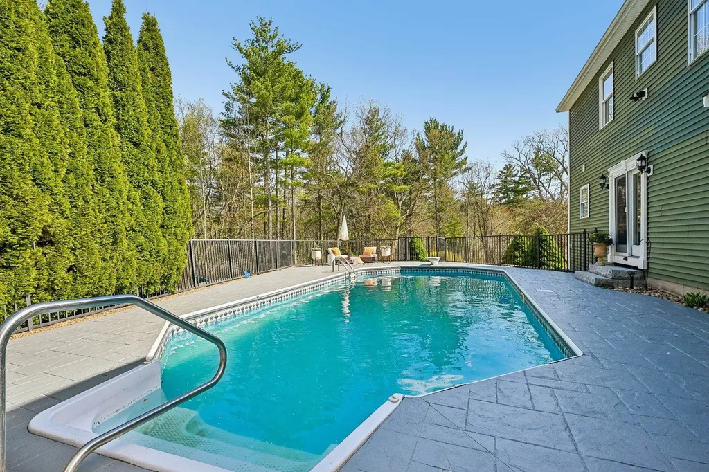 11 Longmeadow Road Windham NH 03087