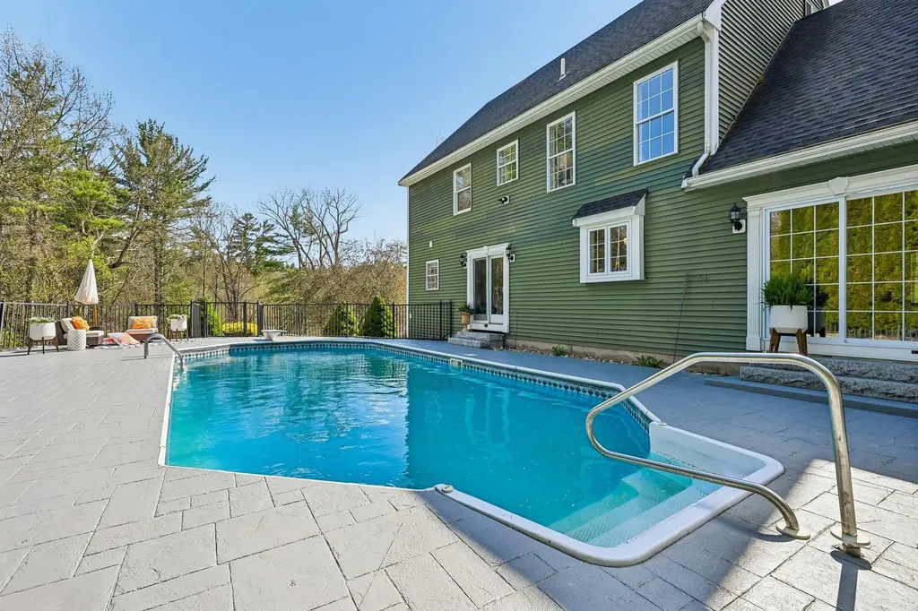 11 Longmeadow Road Windham NH 03087