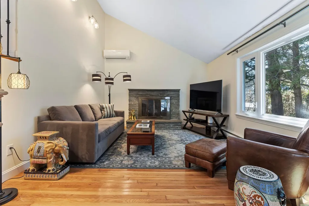 9 Carolan Avenue Hampton NH 03842-1546