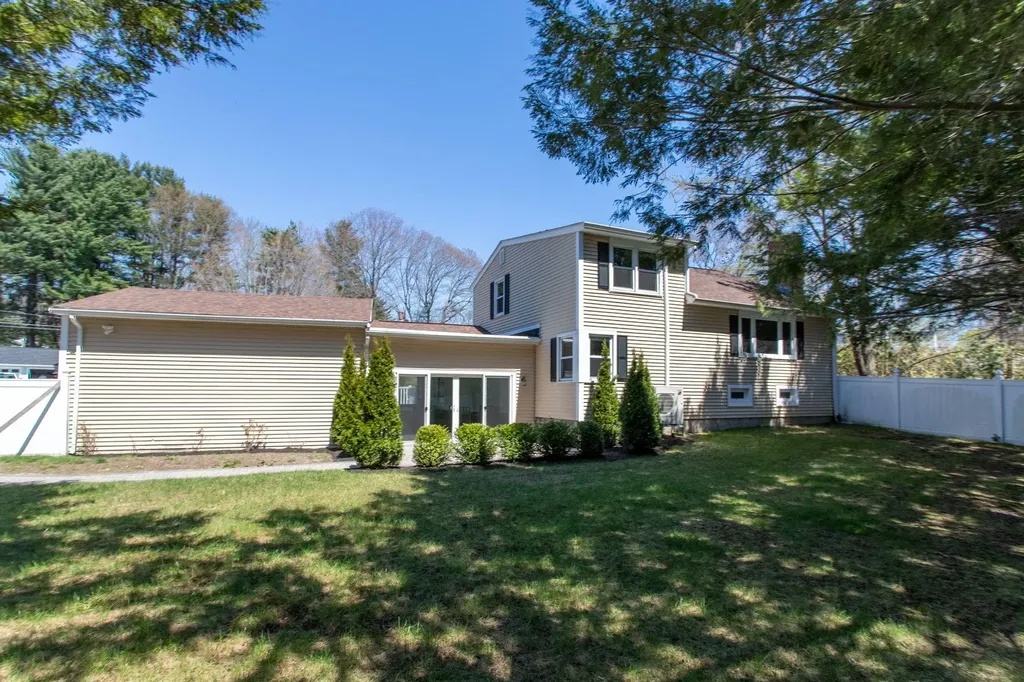 9 Carolan Avenue Hampton NH 03842-1546