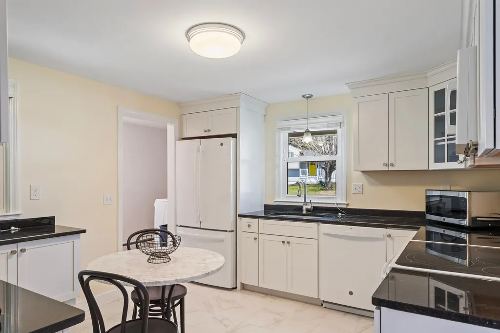 9 Carolan Avenue Hampton NH 03842-1546