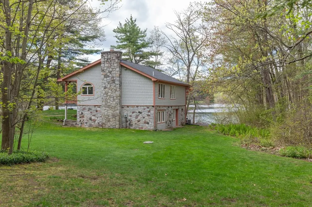 21 Hinds Lane Pelham NH 03076
