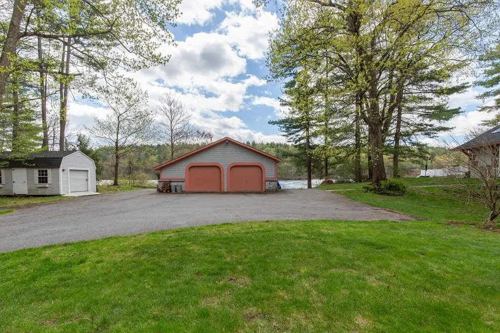 21 Hinds Lane Pelham NH 03076