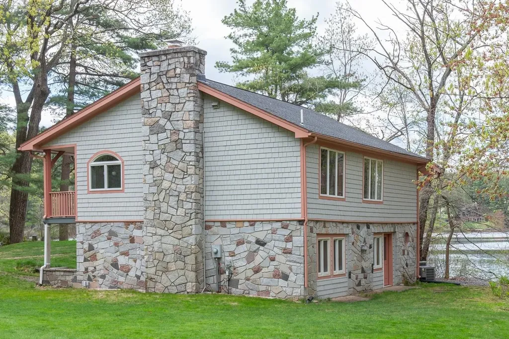 21 Hinds Lane Pelham NH 03076