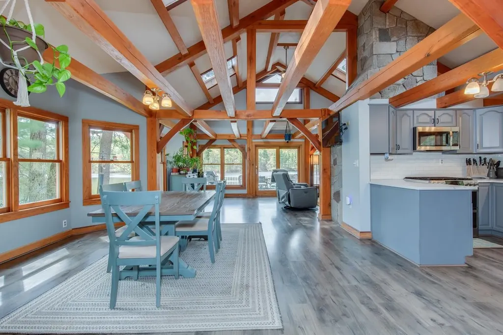 21 Hinds Lane Pelham NH 03076