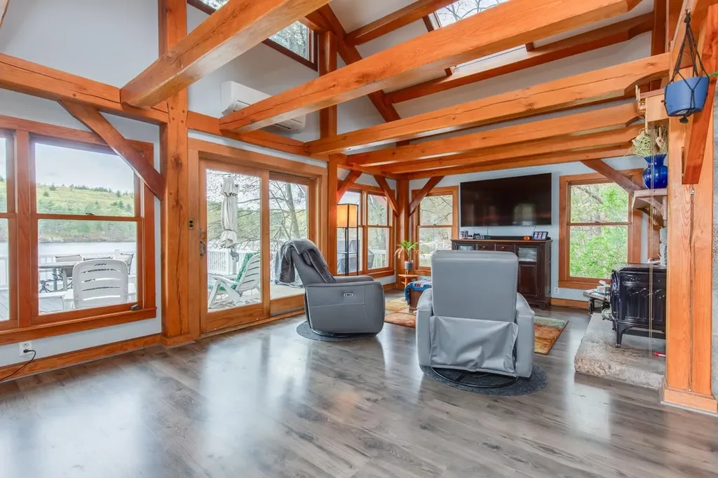 21 Hinds Lane Pelham NH 03076