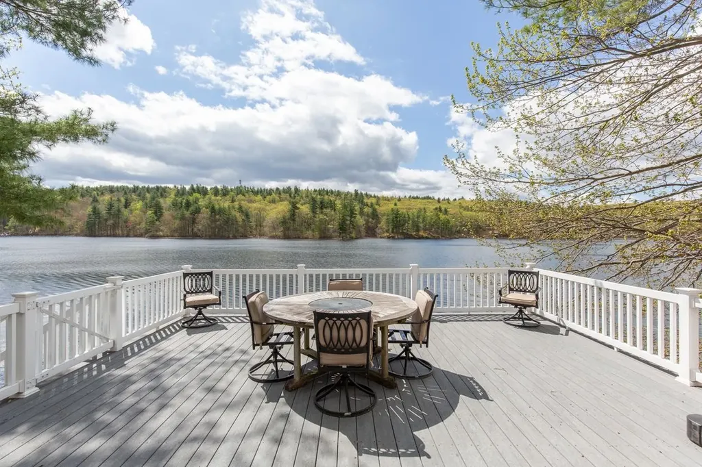 21 Hinds Lane Pelham NH 03076