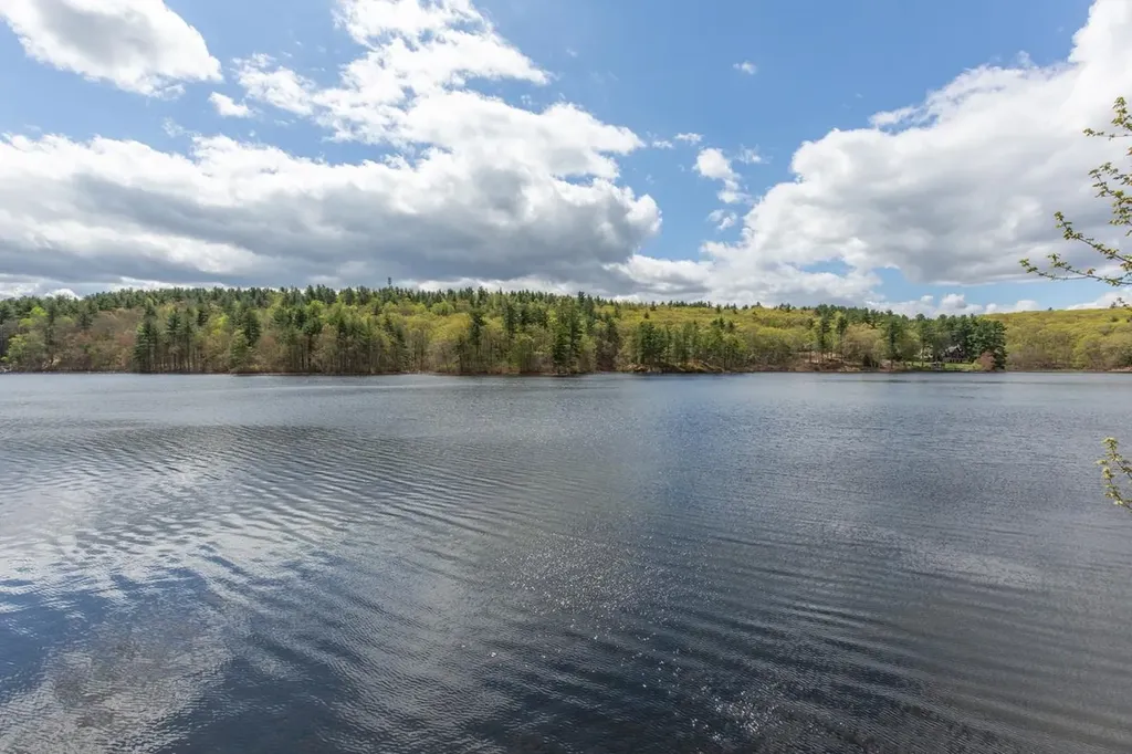 21 Hinds Lane Pelham NH 03076