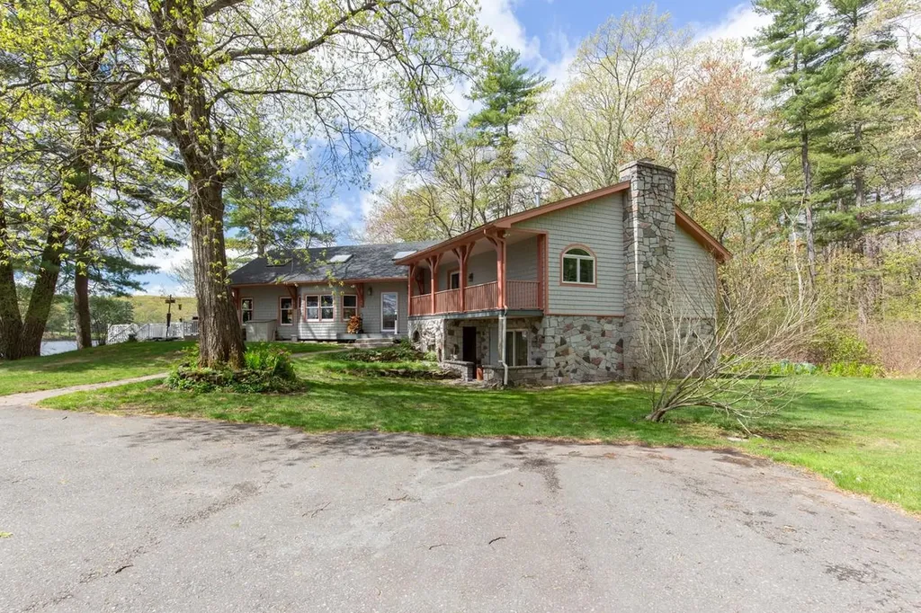 21 Hinds Lane Pelham NH 03076