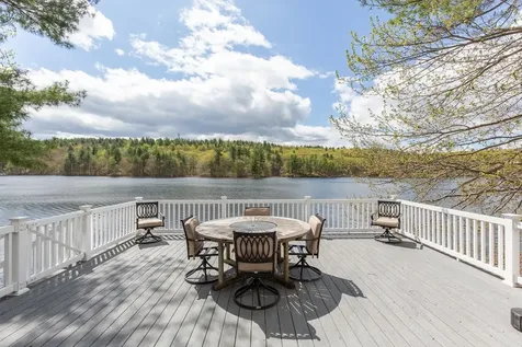 21 Hinds Lane Pelham NH 03076