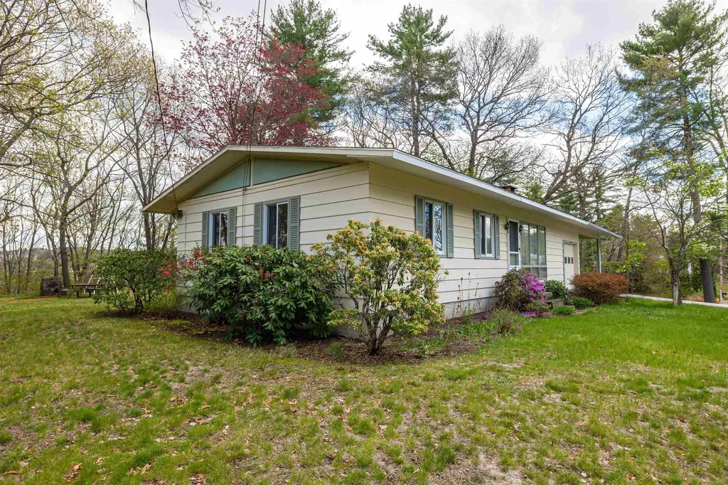 12 Birch Hill Road Hooksett NH 03106