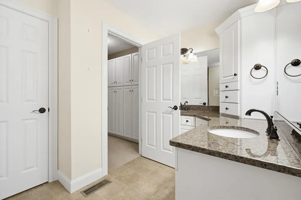 9 Pebble Beach Drive Bedford NH 03110