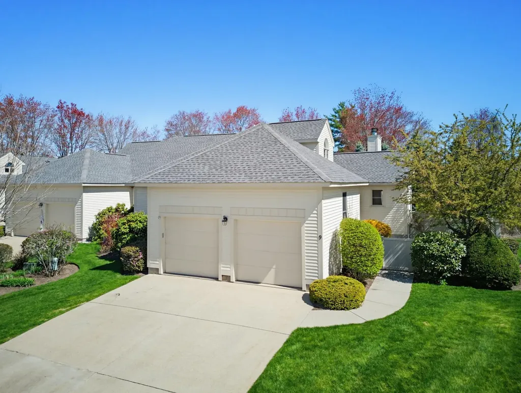 9 Pebble Beach Drive Bedford NH 03110