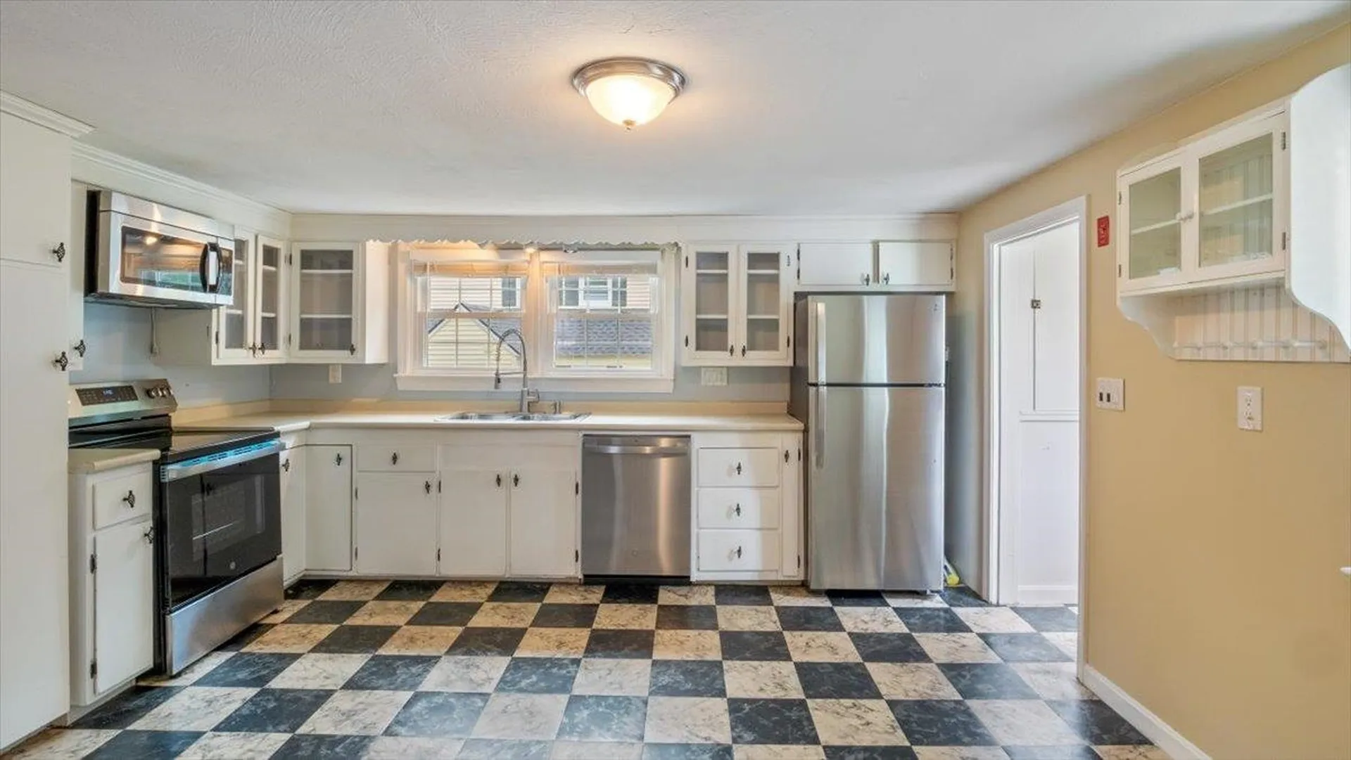7 Westerdale Avenue Salem NH 03079