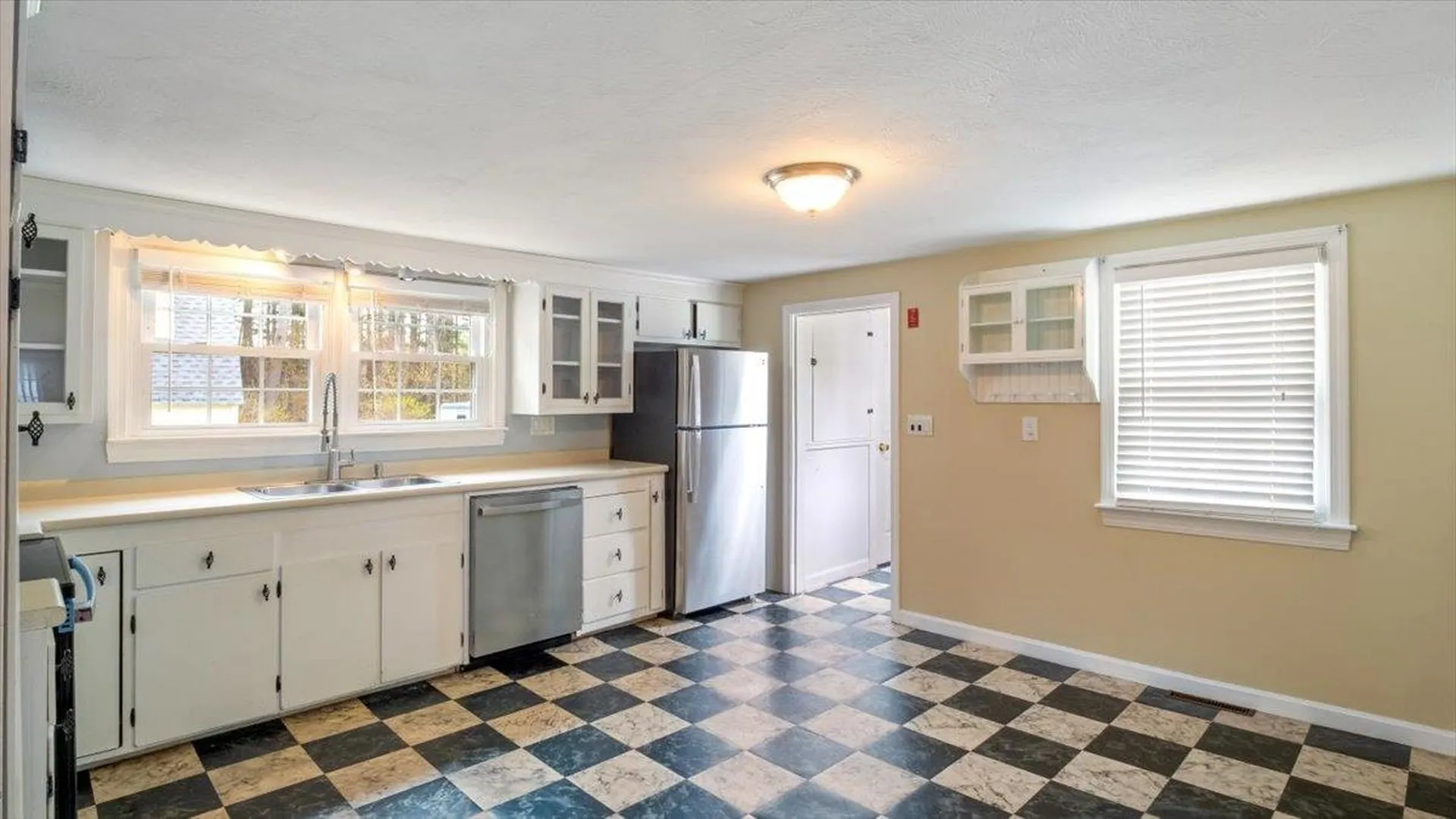 7 Westerdale Avenue Salem NH 03079