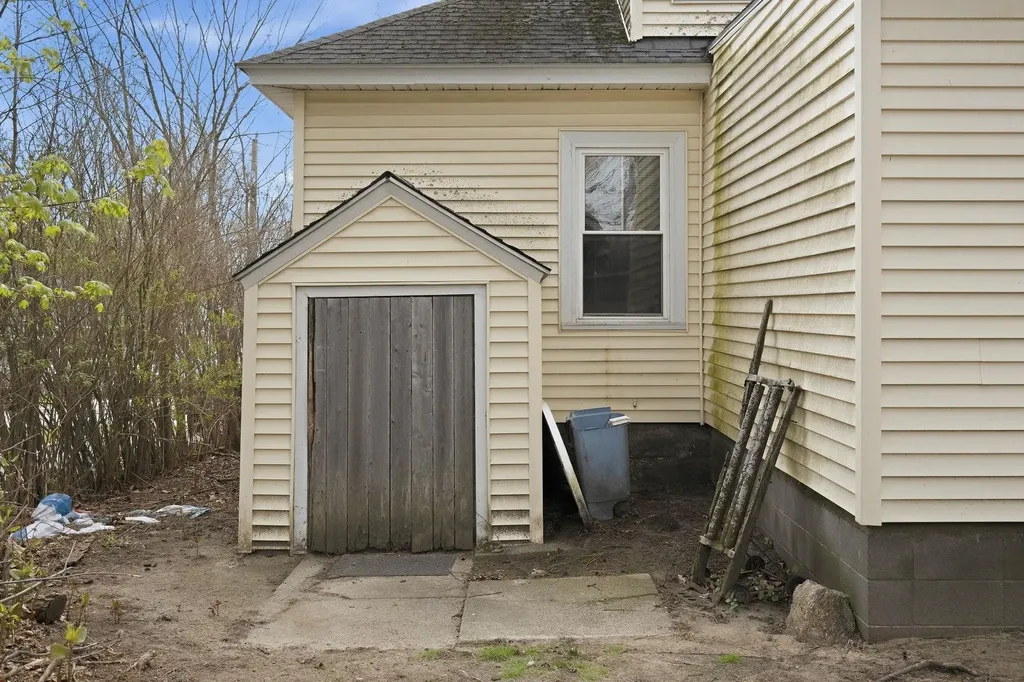 82 Sunnyside Street Manchester NH 03103