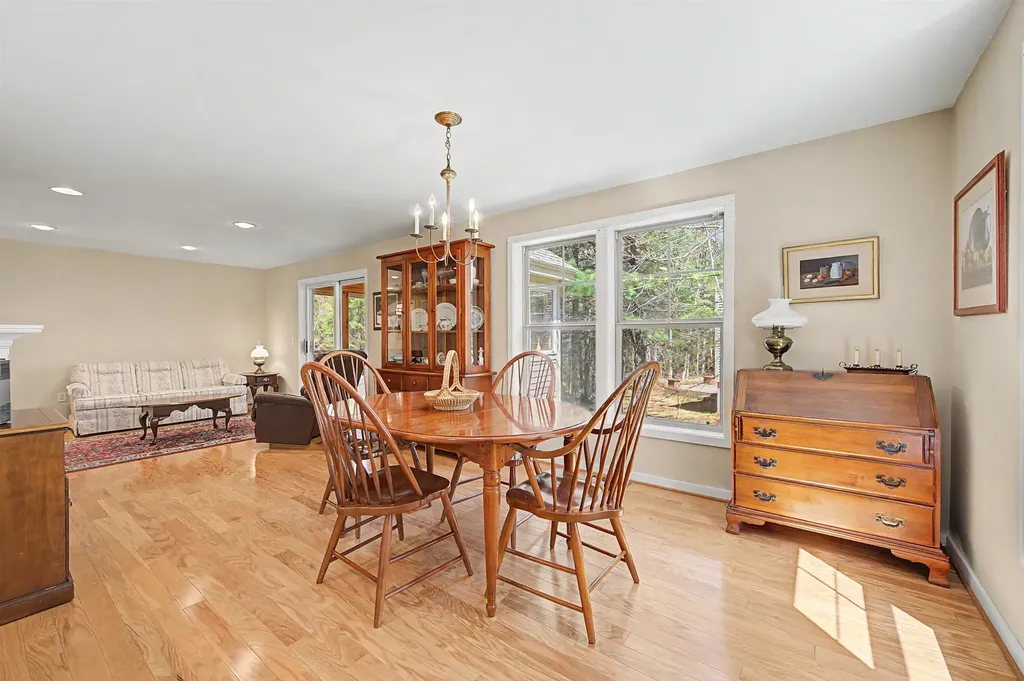 32 Cricenti Lane New London NH 03257