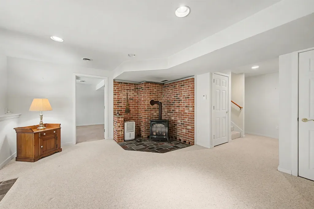 32 Cricenti Lane New London NH 03257