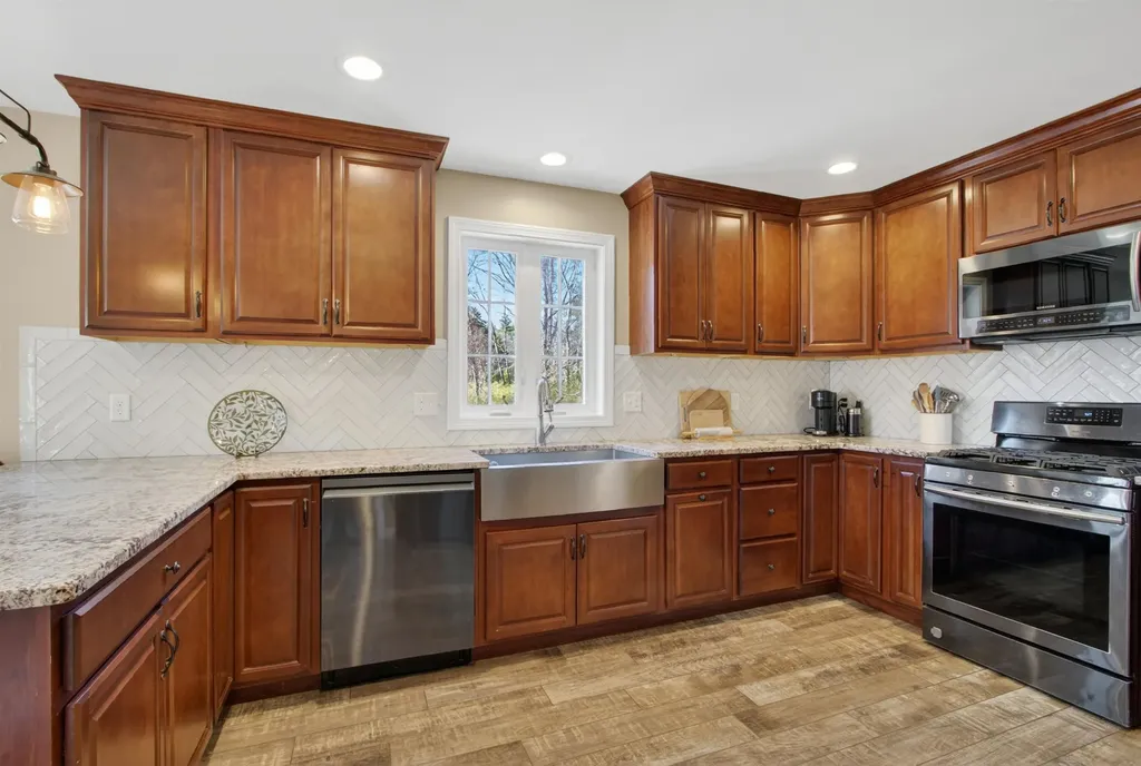 6 Pond Street Newton NH 03858