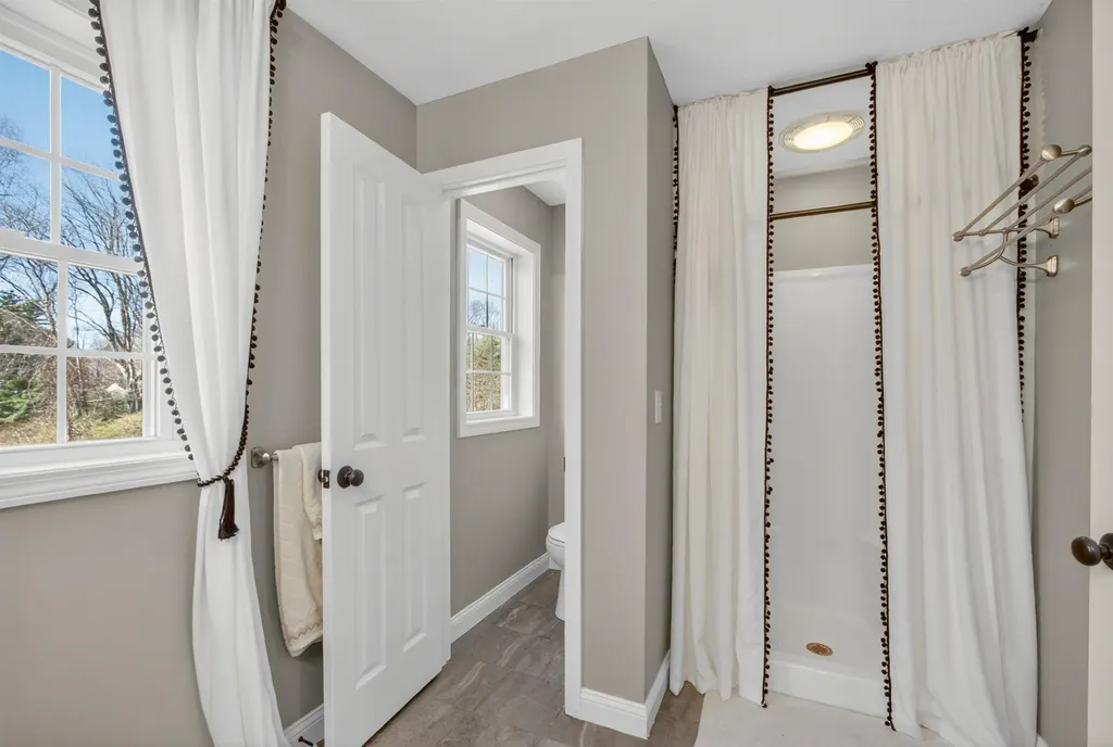 6 Pond Street Newton NH 03858