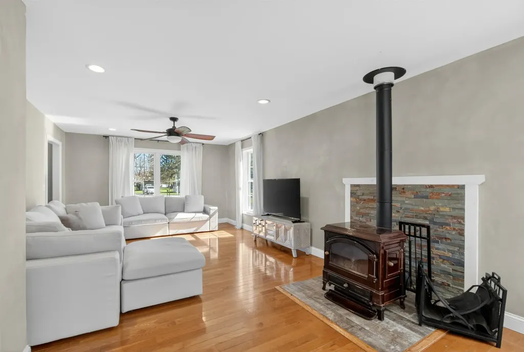 6 Pond Street Newton NH 03858