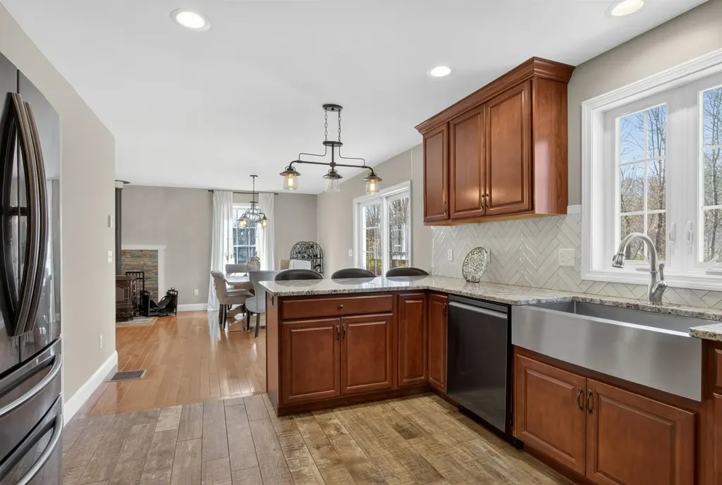 6 Pond Street Newton NH 03858