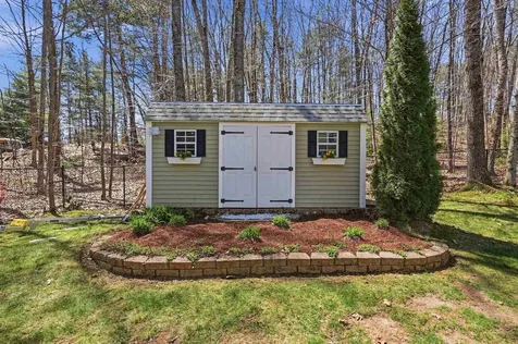 5 Sarah's Way Newton NH 03858-3427