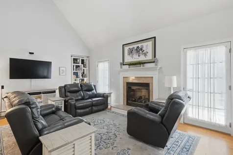 5 Sarah's Way Newton NH 03858-3427