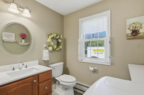 5 Sarah's Way Newton NH 03858-3427