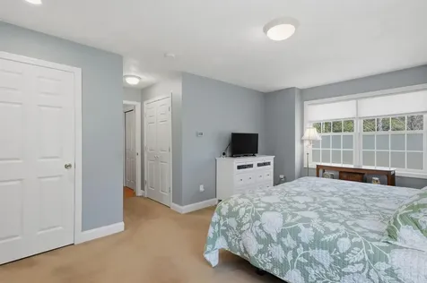 5 Sarah's Way Newton NH 03858-3427
