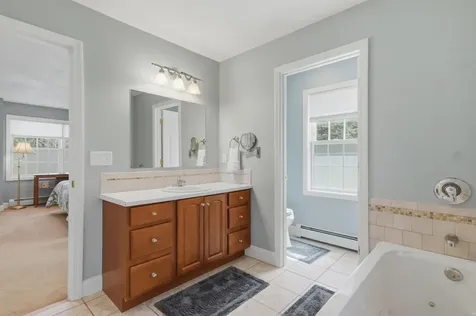 5 Sarah's Way Newton NH 03858-3427