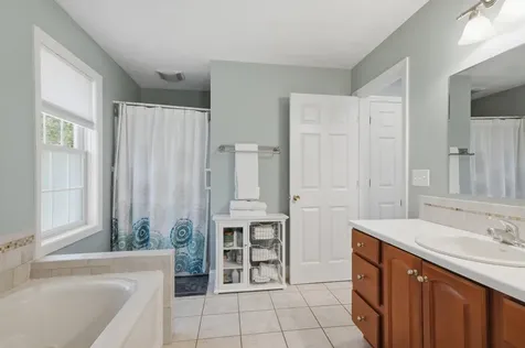 5 Sarah's Way Newton NH 03858-3427