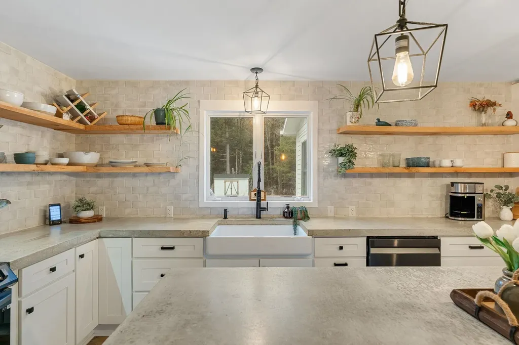 163 E Countryside Road Waterbury VT 05676-4491