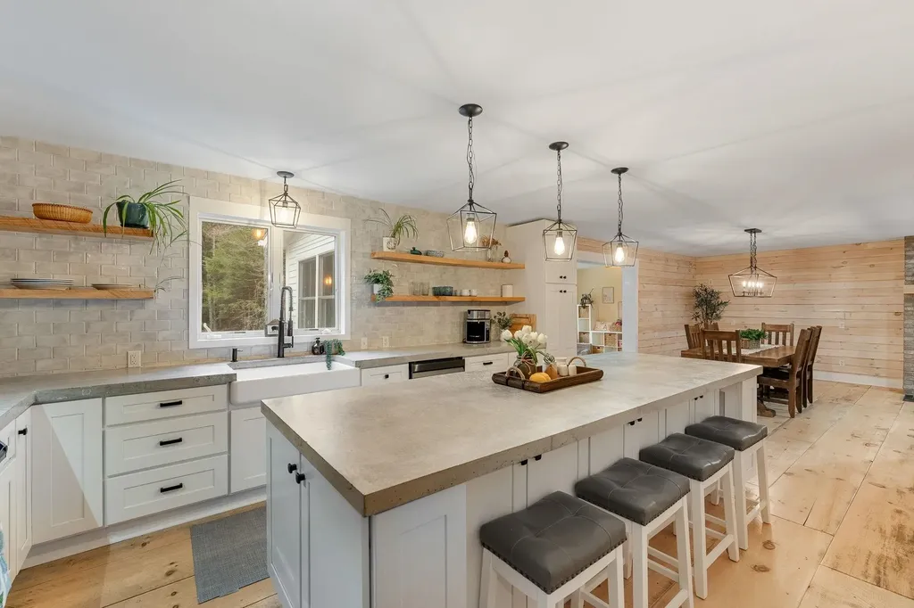163 E Countryside Road Waterbury VT 05676-4491