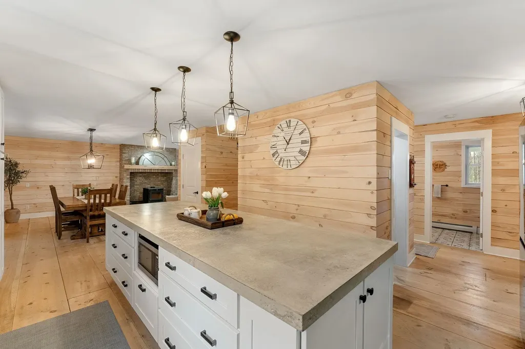163 E Countryside Road Waterbury VT 05676-4491