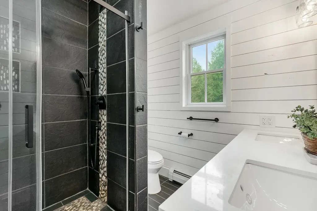163 E Countryside Road Waterbury VT 05676-4491