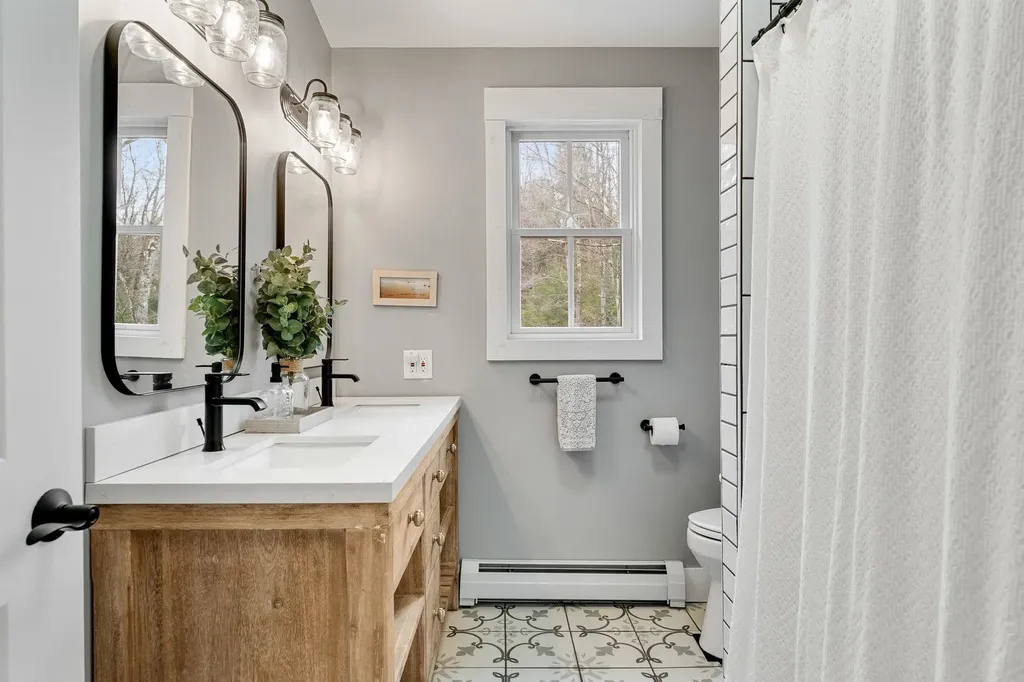 163 E Countryside Road Waterbury VT 05676-4491