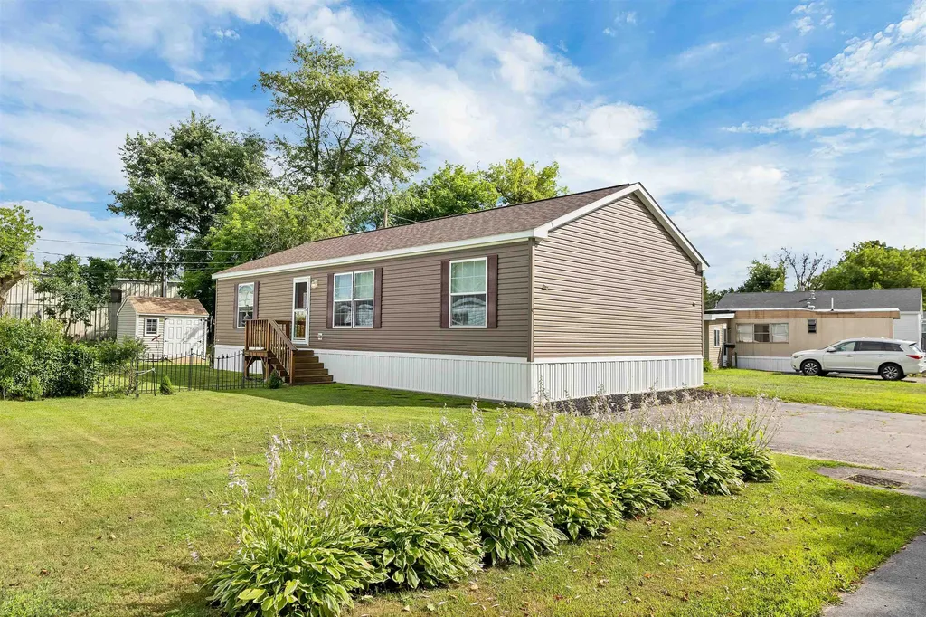 9 Longmeadow Drive Concord NH 03301-3482