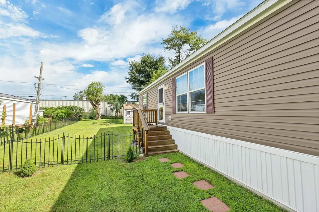 9 Longmeadow Drive Concord NH 03301-3482