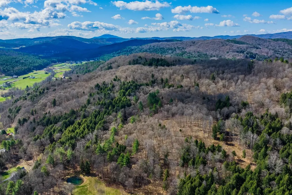 334 Log Cabin Drive Pomfret VT 05067